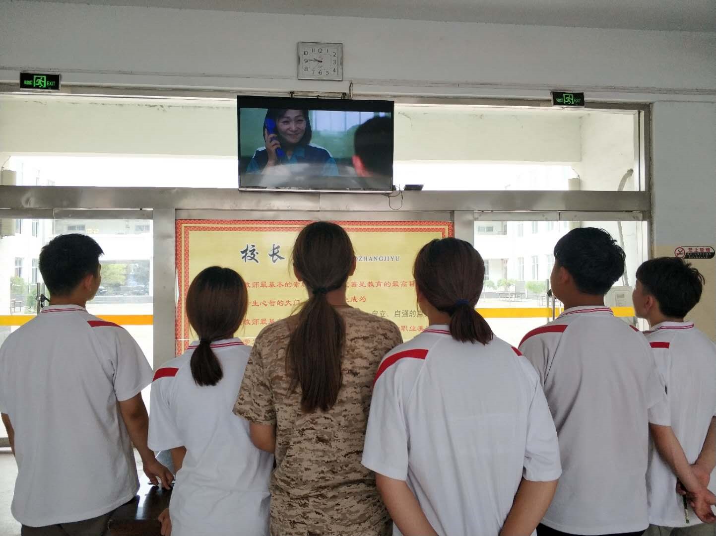 学生观看禁毒宣传案例视频
